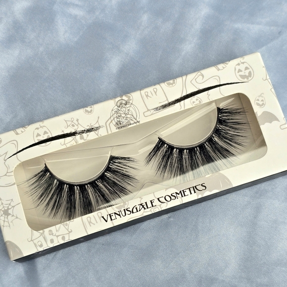 🟣 ☆ NWOT ☆ Venus Gale Cosmetic Lashes - Picture 1 of 4